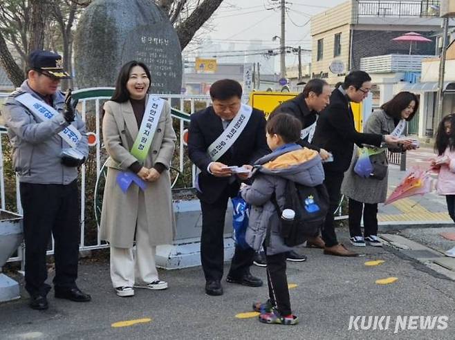이병도 천안교육장이 4일 천안 남산초등학교에서 새학기 첫 등교에 나선 학생들을 맞이하고 있다.