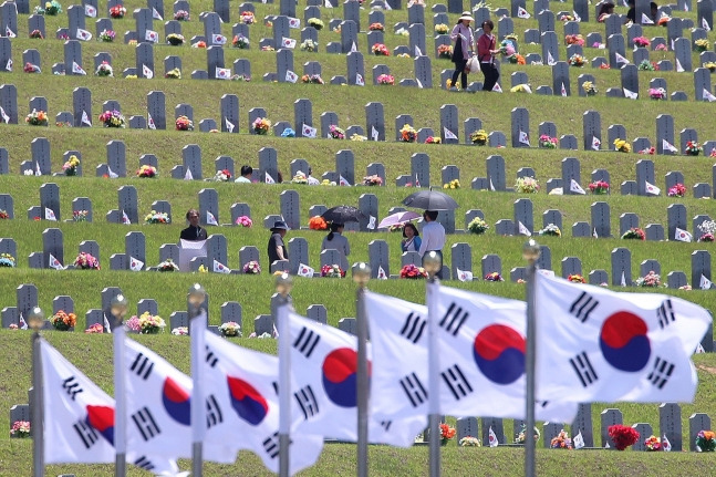 사진은 2023년 6월 4일 오전 경북 영천시 고경면 국립영천호국원을 찾은 시민들이 참배하고 있는 모습. / 사진=뉴스1