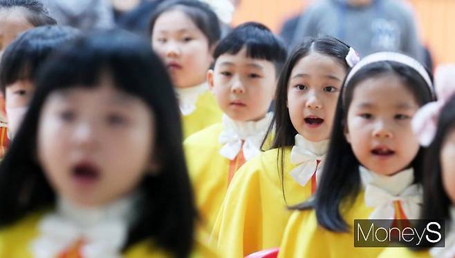 ▲ 서툴지만 씩씩하게 교가 제창해요