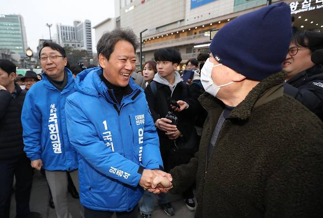 4일 더불어민주당 잔류를 택한 임종석 전 대통령 비서실장의 향후 계획에 정치권의 관심이 쏠리고 있다. 사진은 임 전 실장(가운데)이 지난달 28일 서울 성동구 왕십리역 광장에서 시민들과 인사를 나누는 모습. /사진=뉴스1