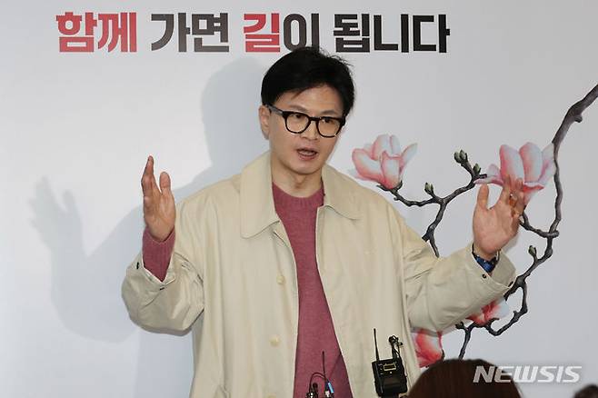 [서울=뉴시스] 추상철 기자 = 한동훈 국민의힘 비상대책위원장이 3일 오후 서울 여의도 당사에 들어서며 취재진의 질문에 답변하고 있다. (공동취재) 2024.03.03. photo@newsis.com