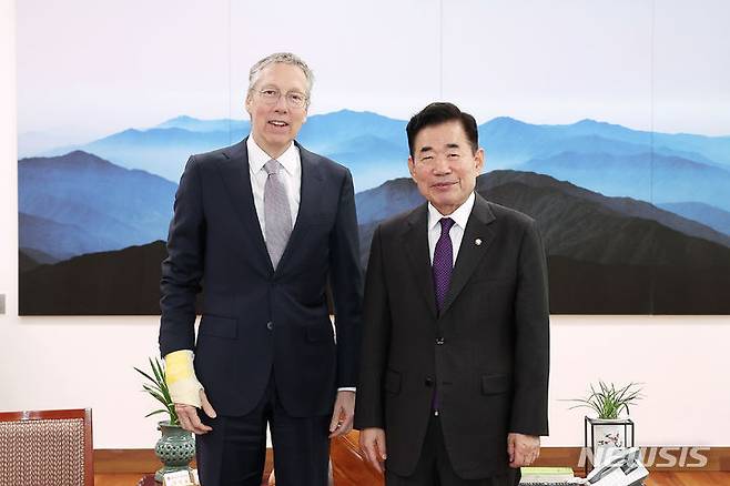 [서울=뉴시스] 김진표 국회의장과 반 데르 플리트 주한네덜란드대사 기념사진. (사진=국회의장실 제공) 2024.03.04