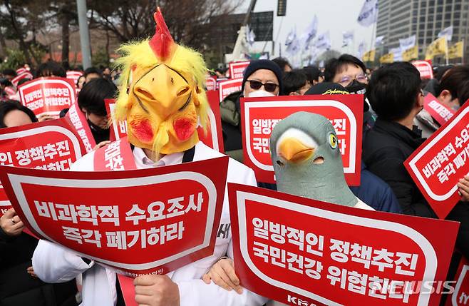 [서울=뉴시스] 홍효식 기자 = 3일 오후 서울 영등포구 여의대로에서 열린 의대정원 증원 및 필수의료패키지 저지를 위한 전국 의사 총궐기대회에서 참석자들이 피켓을 들고 구호를 외치고 있다. 2024.03.03. yesphoto@newsis.com