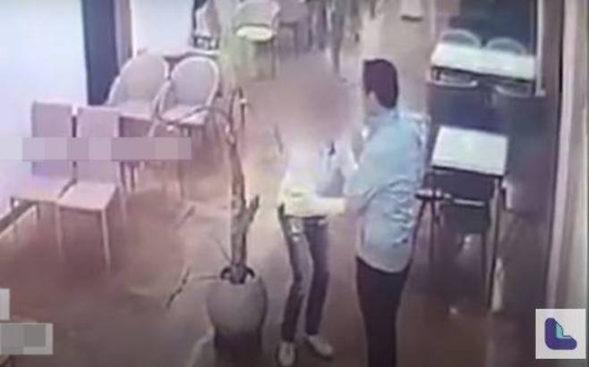 정우택 국회의원(오른쪽)이 지역 카페 업자로부터 흰색 봉투를 받는 모습. 노컷브이 캡처