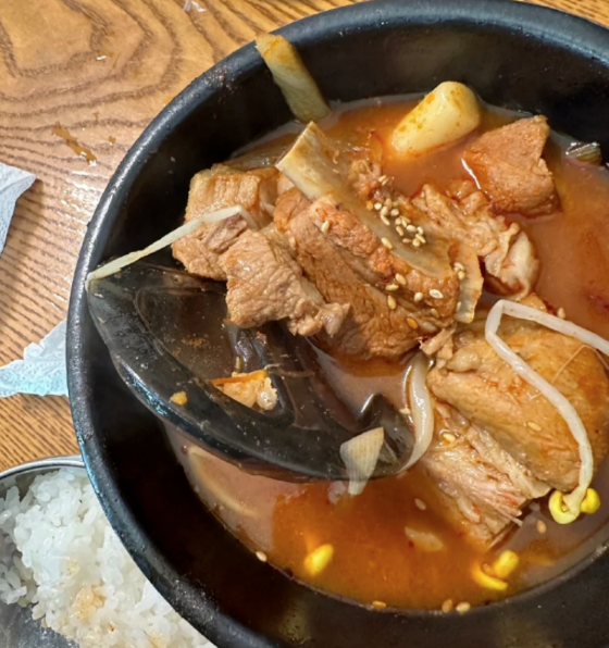 배수구 뚜껑이 나온 갈비찜 뚝배기. 온라인 커뮤니티