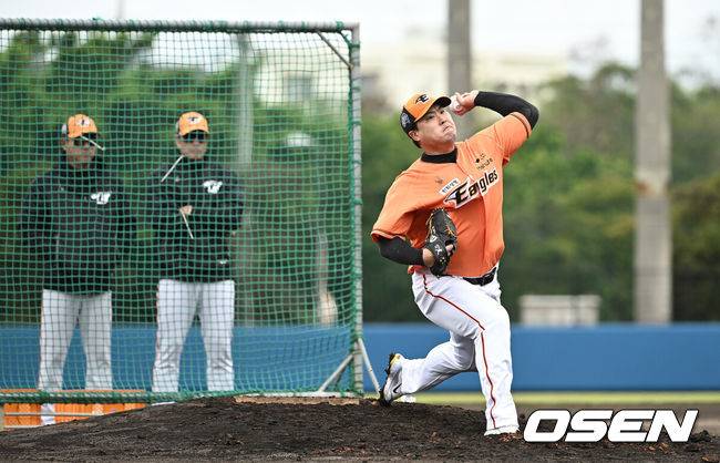 [OSEN=오키나와(일본), 조은정 기자]2일 일본 오키나와 고친다구장에서 한화이글스의 스프링캠프 훈련이 진행됐다. 한화 류현진이 라이브 피칭을 하고 있다. 2024.03.02 /cej@osen.co.kr