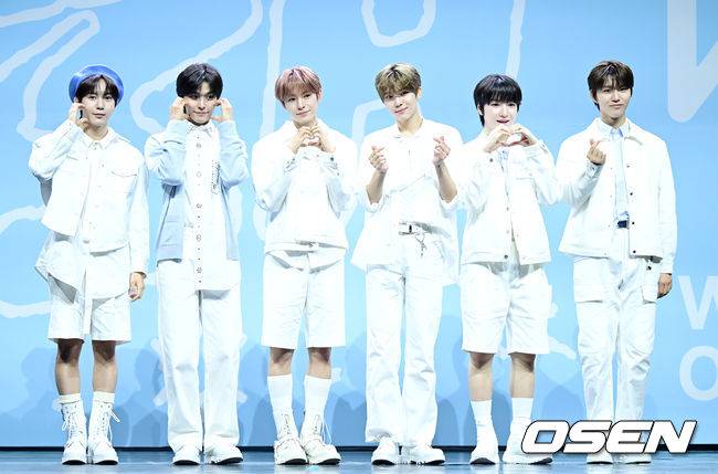 [OSEN=최규한 기자] 4일 오후 서울 한남동 블루스퀘어 마스터카드홀에서  ‘NCT WISH’(엔시티 위시) 데뷔 기념 쇼케이스가 열렸다.타이틀 곡 ‘WISH’는 올드스쿨 힙합을 기반으로 한 미디엄 템포의 댄스 곡으로,&nbsp;다이내믹하고 파워풀한 구성의 안무와 소원을 비는 포인트 제스처 등이 어우러진 퍼포먼스는 곡의 분위기와 어울리는 힘차고 패기 넘치는 매력을 느낄 수 있다.NCT WISH(엔시티 위시)가 포토타임을 하고 있다. 2024.03.04 / dreamer@osen.co.kr