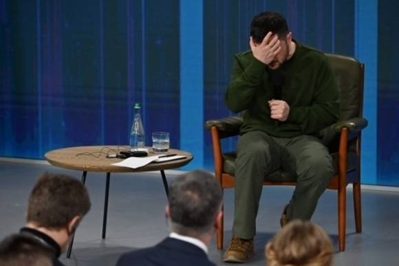 볼로디미르 젤렌스키 우크라이나 대통령이 지난달 25일(현지시간) 수도 키이우에서 개전 3년차를 맞아 ‘우크라이나, 2024년’라는 주제로 기자회견을 열고 있다.  AFP 연합뉴스