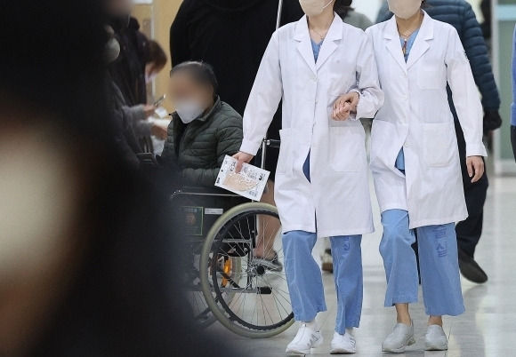 전공의 집단이탈 열흘째이자 정부가 제안한 복귀 시한 마지막 날인 29일 대구의 한 대학병원 응급실에서 의료진들이 손을 잡고 이동하고 있다. 2024.2.29 대구 연합뉴스