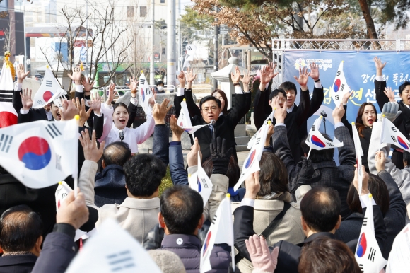 서울 강서구 가양동 2·8 독립선언 기념 공원에서 진교훈(가운데) 강서구청장과 주민들이 독립 만세를 외치고 있다. 강서구 제공