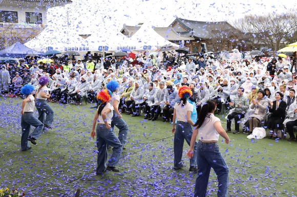 ‘제52회 강진 청자축제’ 개막식에서 펼쳐진 공연.