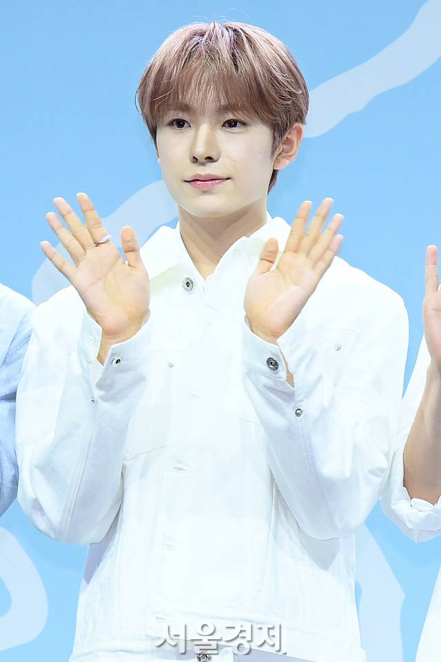 그룹 엔시티 위시(NCT WISH) 유우시가 4일 오후 서울 용산구 블루스퀘어 마스터카드홀에서 진행된 데뷔 쇼케이스에서 포즈를 취하고 있다. 김규빈 기자