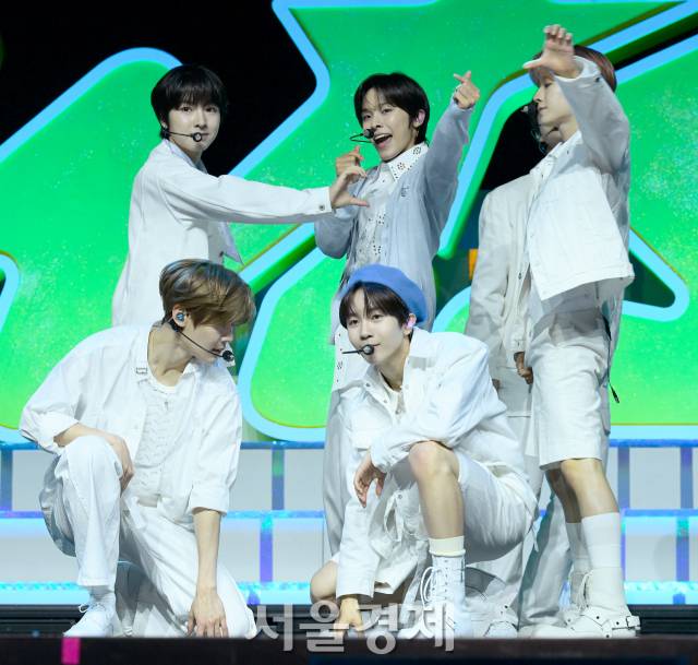 그룹 엔시티 위시(NCT WISH)가 4일 오후 서울 용산구 블루스퀘어 마스터카드홀에서 진행된 데뷔 쇼케이스에서 타이틀곡 무대를 선보이고 있다. 김규빈 기자