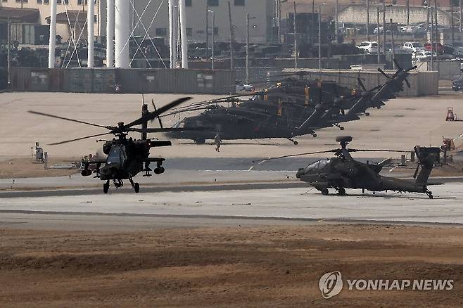 한미 '자유의 방패' 연합연습 개시 (평택=연합뉴스) 권준우 기자 = 한미가 '을지 자유의 방패' (UFS·을지프리덤실드) 연합연습을 개시한 4일 경기도 평택시 캠프 험프리스에서 아파치 헬기가 이동하고 있다. 2024.3.4 stop@yna.co.kr