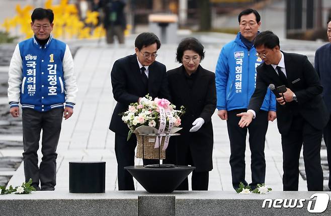 김동연 경기도지사가 5일 오후 경남 김해시 진영읍 봉하마을을 찾아 고 노무현 전 대통령 묘역을 참배하고 있다. 2024.3.5/뉴스1 ⓒ News1 윤일지 기자