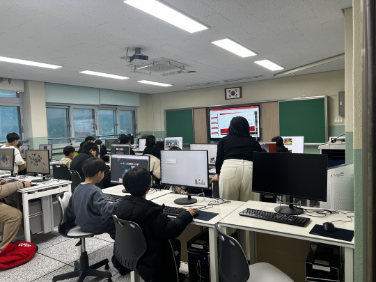 5일 오후 대전 동구 추동 동명초등학교 내 컴퓨터실에서 학생들이 방과후 수업에 참여하고 있다. 진나연 기자