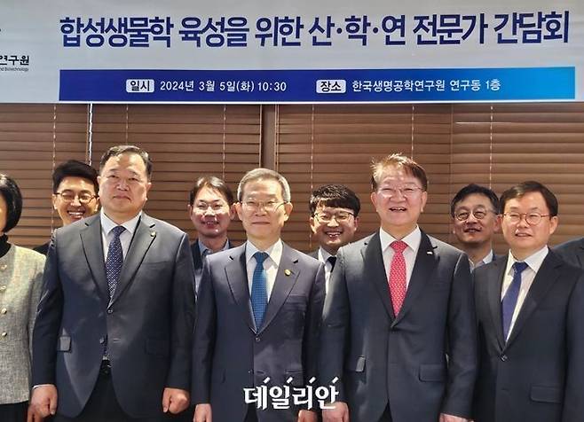 바이오파운드리 베타 시설 참관 후, 한국생명공학연구원 도서관 라운지에서 진행된 합성생물학 산·학·연 전문가 간담회. 김장성 생명원 연구원(왼쪽에서 첫 번째)과 이종호 과기정통부 장관(왼쪽에서 두 번째)이 기념 촬영을 하고 있다. ⓒ표윤지 기자