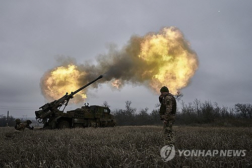 동부 격전지 아우디이우카에서 러시아군을 공격하는 우크라이나군. [AP=연합뉴스]