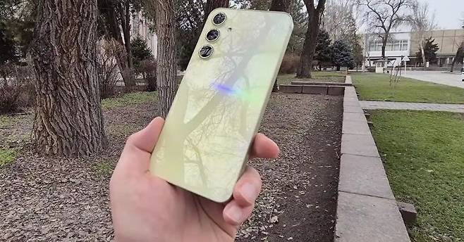 갤럭시A55로 보이는 실물. 러시아 유튜버 MadCoby 채널 캡처