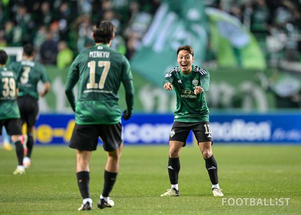 송민규(왼쪽), 이동준(오른쪽, 전북현대). 서형권 기자