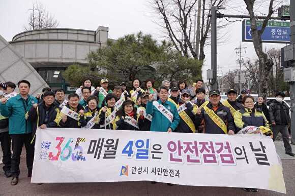 오늘 한경대학교 인근에서 시청ㆍ소방서 간 안전환경ㆍ안전점검의 날 합동 캠페인을 마치고 기념 촬영을 하고 있다. [사진=안성소방서]