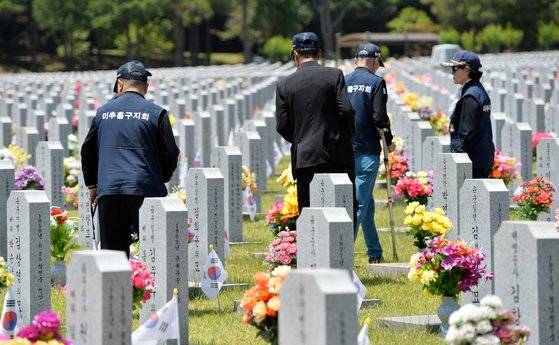 지난해 현충일을 맞아 국립대전현충원에서 베트남전 참전 용사와 유가족들이 베트남전 전사자 묘소에 참배하고 있다. 중앙포토
