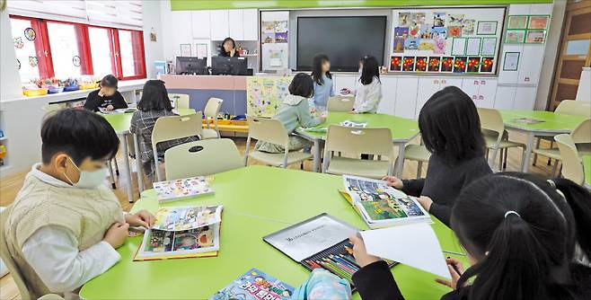 늘봄학교 시행 첫날인 4일 수도권의 한 초등학교 학생들이 돌봄교실에서 책을 보고 있다. 이 학교는 강사 확보가 늦어져 다음주부터 시작할 예정이다.  최혁 기자