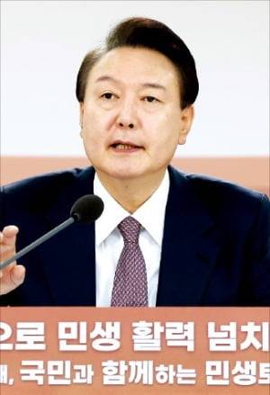 윤석열 대통령이 26일 충남 서산에서 열린 민생토론회에서 발언하고 있다.  김범준 기자