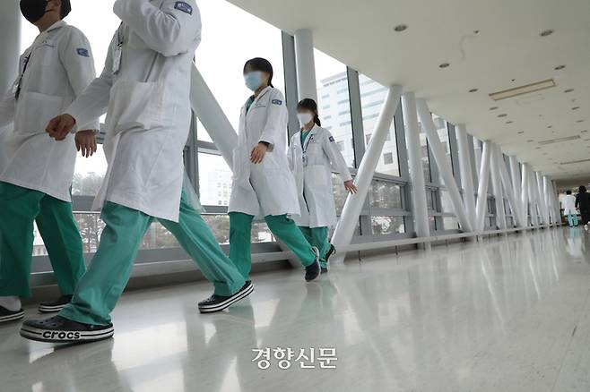 정부가 이탈 전공의에 대한 행정처분을 시작할 것이라고 밝힌 5일 서울 시내 한 대형병원에서 의료진들이 지나가고 있다. 정효진 기자