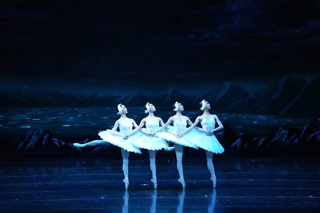 Universal Ballet's "Swan Lake" (Universal Ballet)
