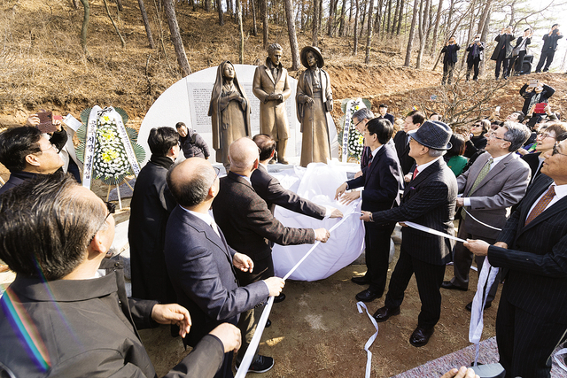 2019년 충남 공주 영명학교 언덕에서 열린 유관순, 사애리시 선교사 부부 동상 제막식에서 박한길(오른쪽 중절모) 애터미 회장 등이 참석해 막을 걷어내고 있다.