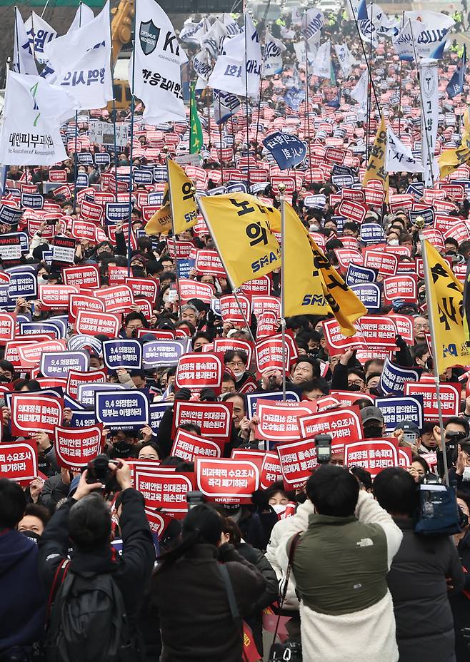 지난 3일 오후 서울 여의도공원 옆 여의대로 인근에서 열린 의대정원 증원 및 필수의료 패키지 저지를 위한 전국의사 총궐기대회에서 참석자들이 의료 탄압 중단 등을 촉구하는 내용의 구호를 외치고 있다. [출처 : 연합뉴스]