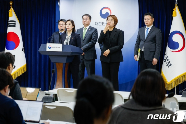 신영숙 여성가족부 차관이 4일 종로구 정부서울청사에서 열린 '국민과 함께하는 민생토론회(청년 편) 사전브리핑에' 참석해 취재진 질문에 답하고 있다 /사진=뉴스1