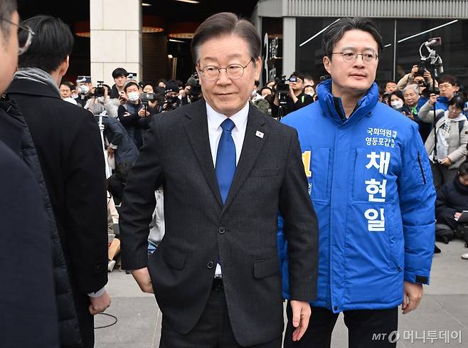 [서울=뉴시스] 조성봉 기자 = 이재명 더불어민주당 대표가 5일 서울 영등포역 앞에서 긴급 현장기자회견을 한 뒤 회견장을 떠나고 있다. (공동취재) 2024.03.05. photo@newsis.com /사진=류현주