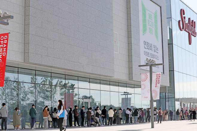 스타필드 안성에서 번지점프를 하던 60대 여성 1명이 추락사한 사건에 중대재해법 적용이 검토되고 있다. 사진은 스타필드 안성 외부 전경으로 기사와 직접적인 관련없음. /사진=뉴스1