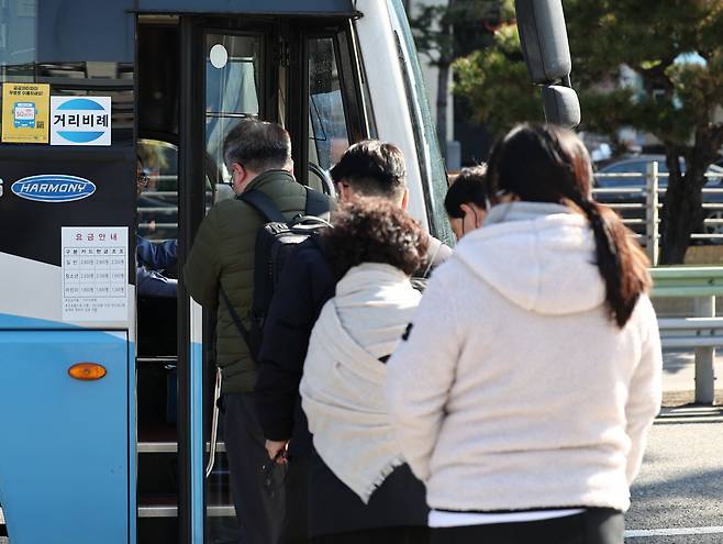 서울역버스종합환승센터에서 시민들이 버스를 이용하고 있다. [연합]