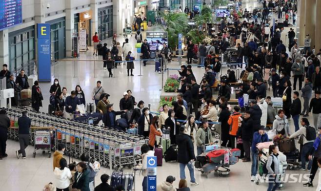 [인천공항=뉴시스] 김명년 기자 = 설 연휴 마지막 날인 오전 인천국제공항 제1여객터미널 입국장이 귀경객 및 여행객들로 붐비고 있다. 2024.02.12. kmn@newsis.com