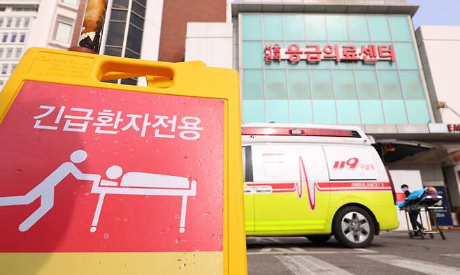 서울 시내의 한 대학병원에서 구급대원이 환자를 이송하고 있다. 연합뉴스