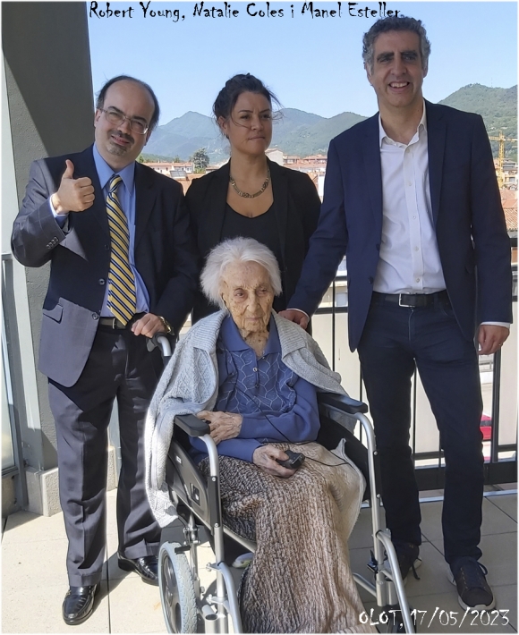 마리아 브란야스 모레라가 2023년 5월 17일(현지시간) 마넬 에스텔라 스페인 바르셀로나 의대 교수(오른쪽) 등 과학자들과 함께 기념 사진을 찍고 있다. / 사진=마리아 브란야스 모레라 엑스