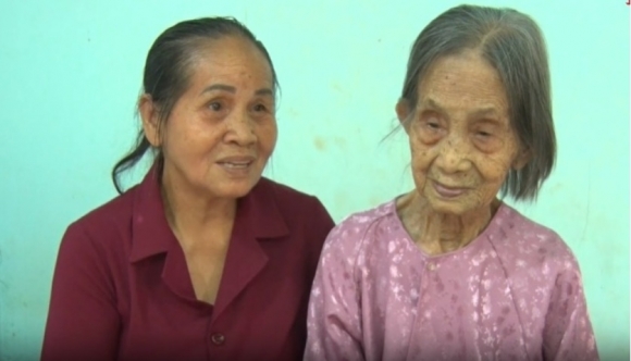 119세 여성인 찐 티 콩 씨 (사진 오른쪽)