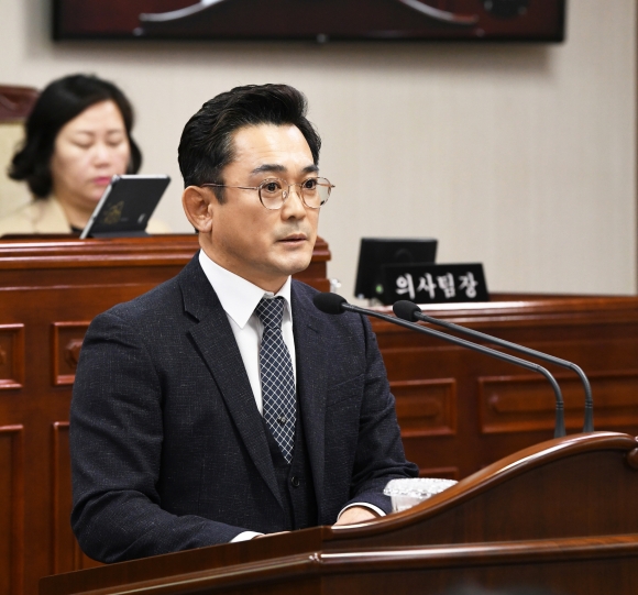 김영진 순천시의원이 의원 자유발언을 통해 “최근 소병철 국회의원의 기자회견에서 있었던 개인의 동의 없는 사적 정보 공개와 허위사실 유포에 대해 깊은 유감을 표명한다”고 밝혔다.