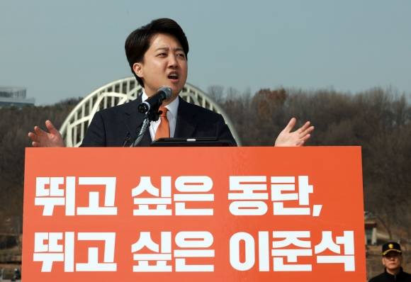 이준석 개혁신당 대표가 4일 경기도 화성시 정조로 동탄호수공원에서 제22대 국회의원선거 화성을 출마 선언을 하고 있다. 2024.3.4 연합뉴스