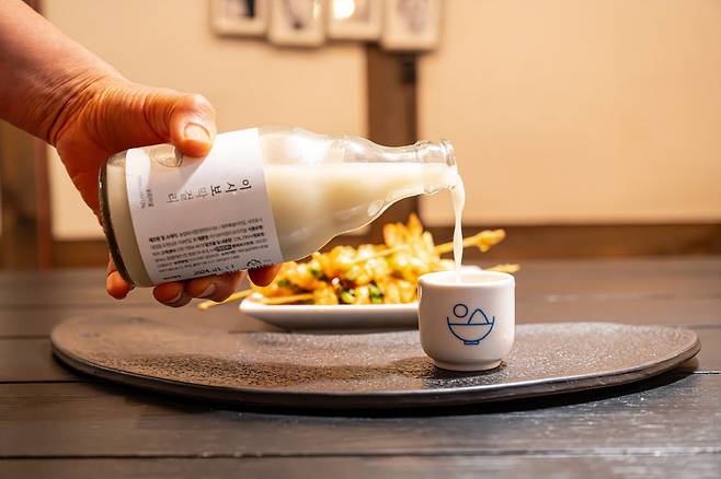 오리지널 막걸리는 누룩과 물, 찹쌀, 멥쌀만으로 만든다