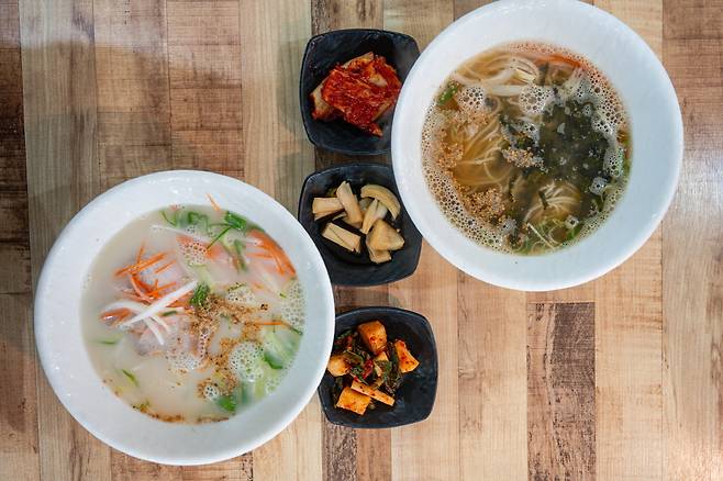 이곳의 국수는 깔끔함이 포인트. 멸치국수도 의외로 별미다