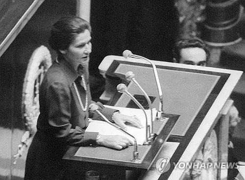 1974년 11월 의회에서 낙태 합법화 법안을 옹호하는 시몬 베이유 당시 보건장관 [AFP 연합뉴스 자료사진 재판매 및 DB 금지]