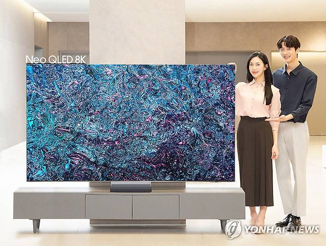 삼성전자, 2024년형 Neo QLED·삼성 OLED·98형 신제품 사전 판매 (서울=연합뉴스) 삼성전자가 Neo QLED 8K·Neo QLED·삼성 OLED 등 2024년형 TV 신제품 공식 출시에 앞서 내달 1일부터 14일까지 사전 판매를 진행한다고 29일 밝혔다. 사진은 모델이 삼성스토어 대치점에서 2024형 Neo QLED 8K 85형 제품을 소개하는 모습. 2024.2.29 [삼성전자 제공. 재판매 및 DB 금지] photo@yna.co.kr