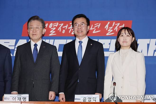 이재명 대표, 더불어민주연합 윤영덕·백승아 공동대표 접견 (서울=연합뉴스) 이정훈 기자 = 더불어민주당 이재명 대표가 5일 국회에서 더불어민주연합 윤영덕·백승아 공동대표를 만나 기념 촬영하고 있다. 2024.3.5 uwg806@yna.co.kr