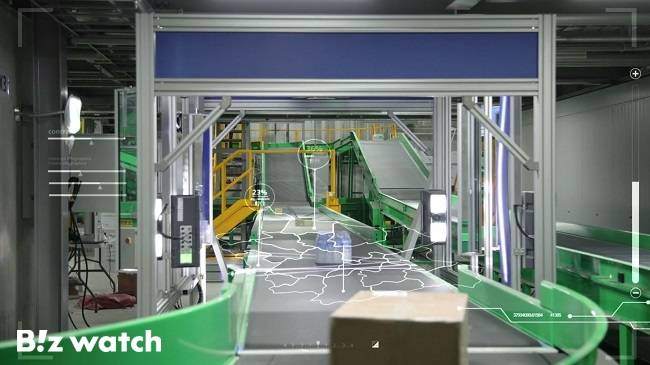 포스코DX의 산업용 AI가 적용된 물류센터에서 택배 물품들이 목적지 분류를 위해 바코드 스캔을 지나가고 있다./사진=포스코DX 제공