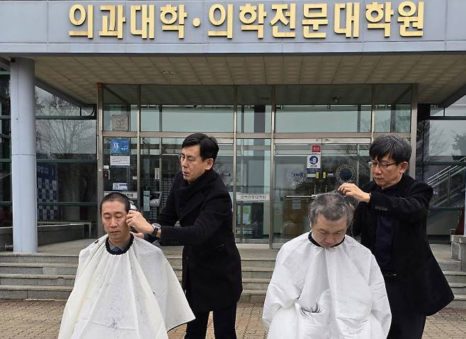 5일 오전 강원대학교 의과대학 앞에서 의대 교수들이 삭발식을 열고 대학 측의 증원 방침에 반발하고 있다. (사진=연합뉴스)