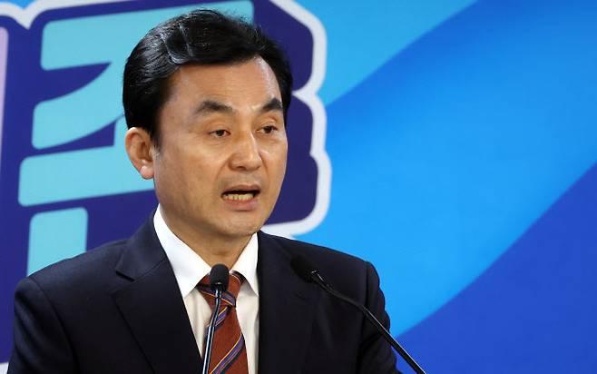 안규백 더불어민주당 전략공관위원장이 1일 오전 서울 영등포구 중앙당사에서 전략공관위 회의 결과 브리핑을 하고 있다.(사진=뉴시스)